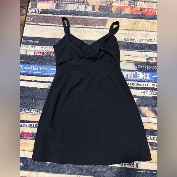 Elegant Black Sleeveless Dress - Picture 2 of 5